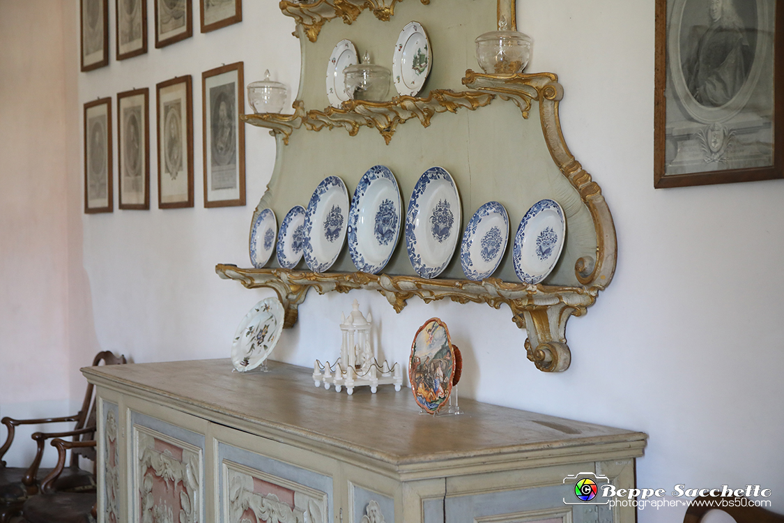 VBS_6657 - Villa Pisani - Stra (Venezia).jpg - SALA DA PRANZO  Questo ambiente, adibito nel Settecento a sala da pranzo, conservò anche in seguito il suo aspetto e la sua funzione. La tavola da pranzo è allestita con oggetti di epoca napoleonica. Molti dei piatti esposti provengono dalla manifattura Antonibon di Nove, attiva dal 1728. Alle pareti vi sono ritratti di procuratori veneziani (secc. XVII-XVIII), spesso opere di famosi pittori veneziani. 
